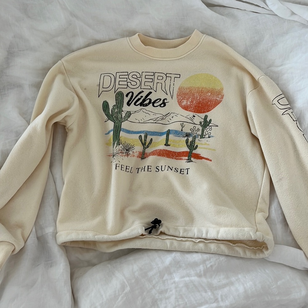 Cute cream crewmeck in size small!